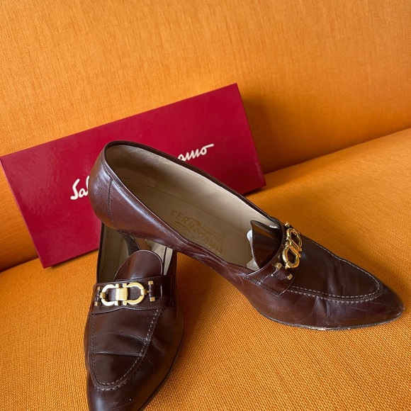 VINTAGE FERRAGAMO BROWN LOGO PUMPS - Picture 3 of 12